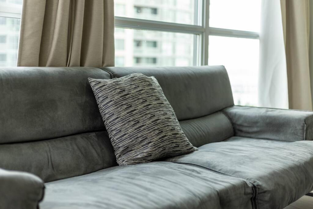 2 Bedroom Waterfront Condo Downtown W/ Free Parking Toronto Exterior foto